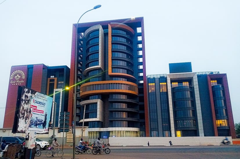Immeuble moderne en construction à Ouagadougou, secteur du BTP au Burkina Faso