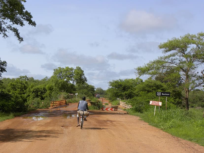 Route de latérite et pont sur le Nazinon, infrastructure routière au Burkina Faso