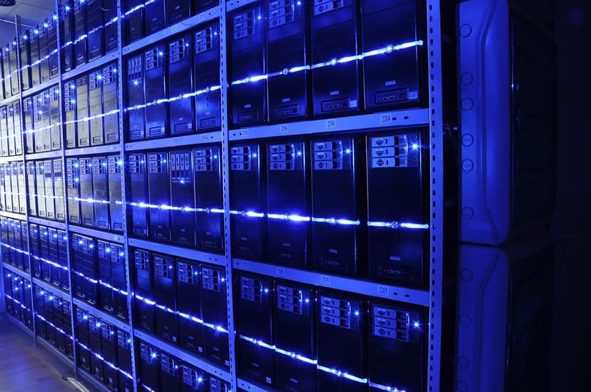 Baies de serveurs dans un centre de données, secteur des technologies et télécoms